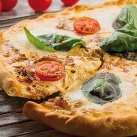 Pizza de queso con pesto rojo Pizza de queso con pesto rojo