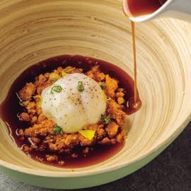 Consomé de ternera, huevo 64 ºC y migas Consomé de ternera, huevo 64 ºC y migas