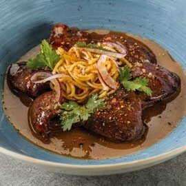Corazones de pato guisados con un guiso de fideos noodles Corazones de pato guisados con un guiso de fideos noodles