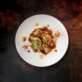 Costilla de cerdo con crema de ibérico, maíz crujiente, guacamole Costilla de cerdo con crema de ibérico, maíz crujiente, guacamole