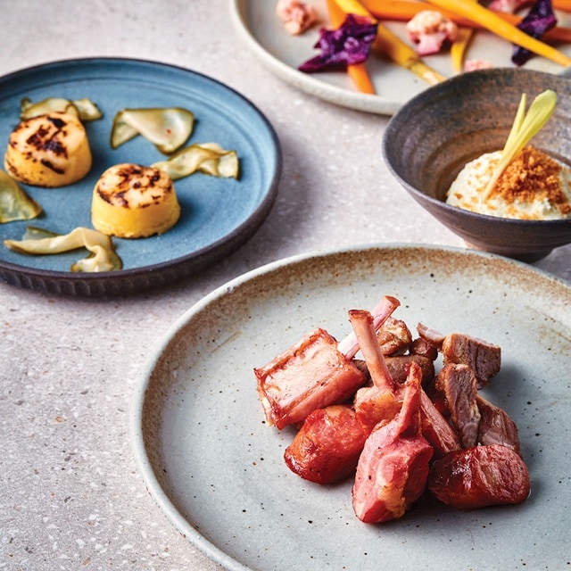 Costillas, salchicha y pierna de cerdo al vacío con polenta gratinada