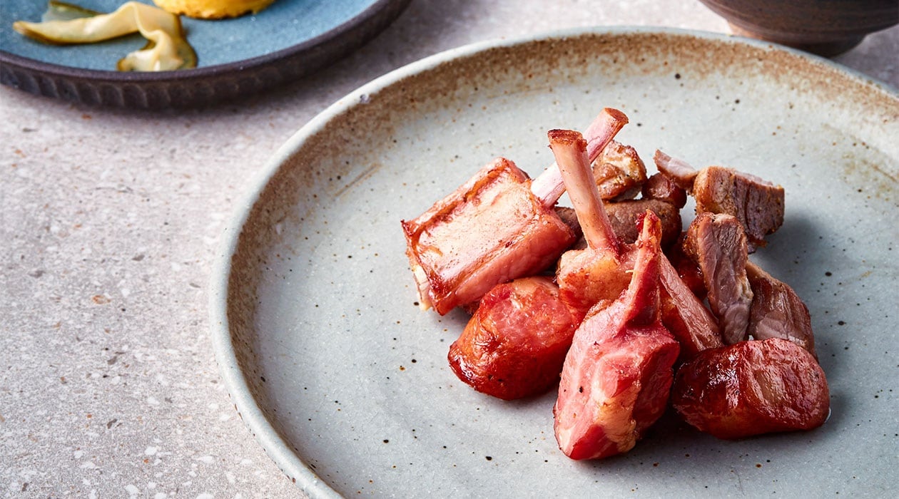 Costillas, salchicha y pierna de cerdo al vacío con polenta gratinada – - Receta - UFS
