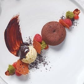 Coulant de chocolate con bizcocho de té matcha y helado