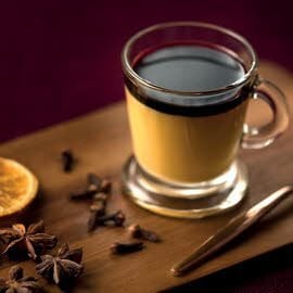 Crema catalana de vino caliente especiado con anís estrellado y canela