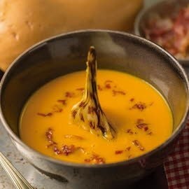 Crema de calabaza con cebolleta emparrillada y panceta Crema de calabaza con cebolleta emparrillada y panceta