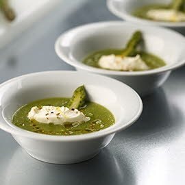 Crema de puntas de espárragos y quenelle de queso con aceite vainilla