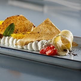 Crema de queso, naranja con tejas y granizado de café