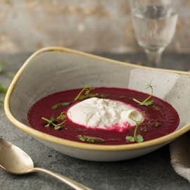Crema de remolacha y citronella con burrata y albahaca Crema de remolacha y citronella con burrata y albahaca