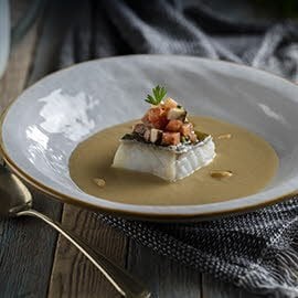 Crema templada de puerros con bacalao, hongos y tartar de tomate Crema templada de puerros con bacalao, hongos y tartar de tomate