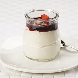 Cremoso al estilo griego con sirope de fresa Cremoso al estilo griego con sirope de fresa
