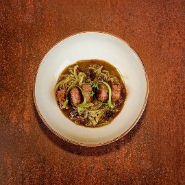 Criollo salteado con salsa teriyaki ligada y repollo guisado Criollo salteado con salsa teriyaki ligada y repollo guisado
