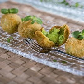Croquetas melosas de merluza en salsa verde Croquetas melosas de merluza en salsa verde
