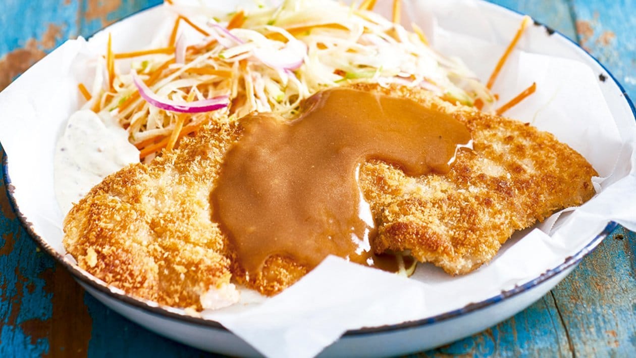 Crumbed pork schnitzel, mustard slaw, apple mustard gravy – - Receta - UFS