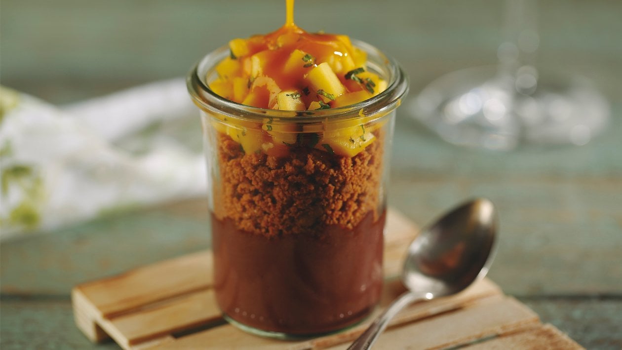 Crumble de galleta y canela con cremoso de chocolate y mango – – Receta UFS