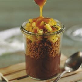 Crumble de galleta y canela con cremoso de chocolate y mango Crumble de galleta y canela con cremoso de chocolate y mango