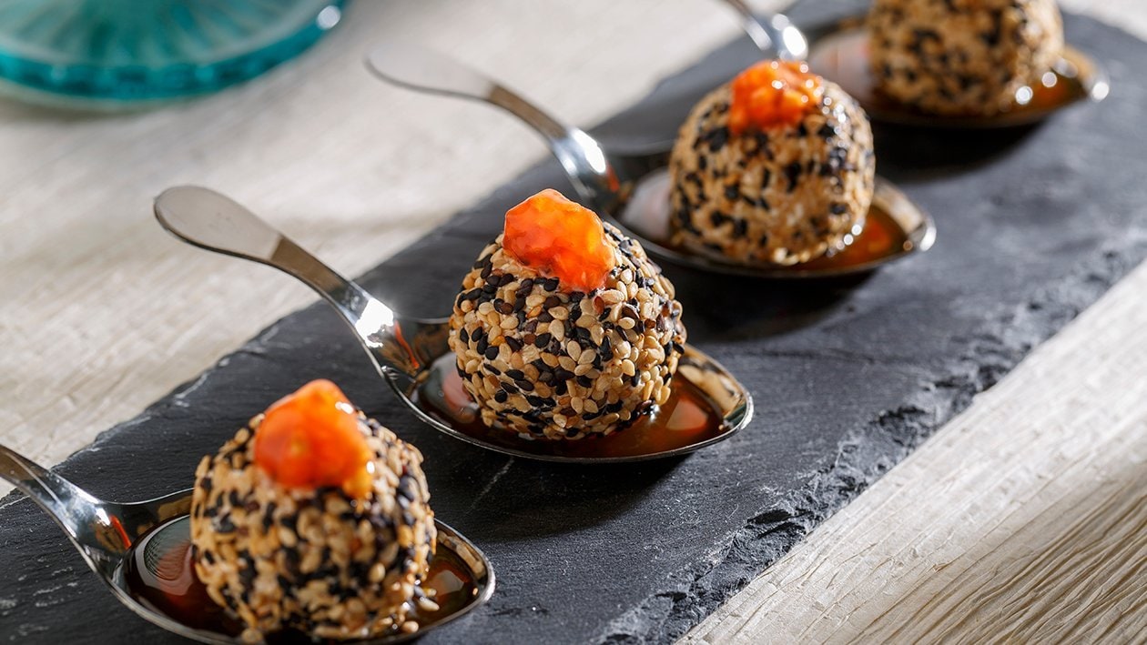 Cucharita de bombón de queso y naranja con sésamo y caviar de tomate – - Receta - UFS