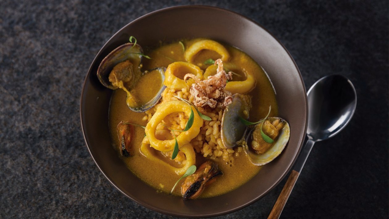 Curry suave de calamares y almejas y arroz azafranado