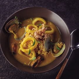 Curry suave de calamares y almejas y arroz azafranado Curry suave de calamares y almejas y arroz azafranado