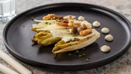 Endivias con vinagreta de ajos, parmesano y frutos secos