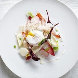 Ensalada crujiente de gambas y frutos de la huerta y huevo de corral Ensalada crujiente de gambas y frutos de la huerta y huevo de corral
