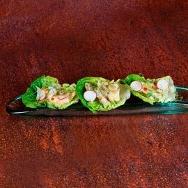 Ensalada César con langostinos entempura y espárragos verdes Ensalada César con langostinos entempura y espárragos verdes