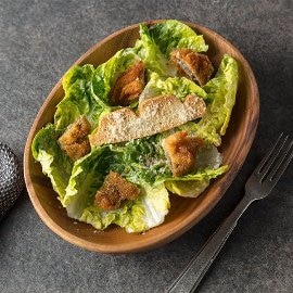 Ensalada césar vegana con champiñones crujientes y foccacia tostada				 Ensalada césar vegana con champiñones crujientes y foccacia tostada
