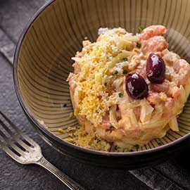 Ensalada de gambitas y oliva Kalamata con salsa rosa y escamas de sal Ensalada de gambitas y oliva Kalamata con salsa rosa y escamas de sal