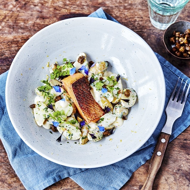 Ensalada de patata con salmón ahumado y salsa mostaza y miel