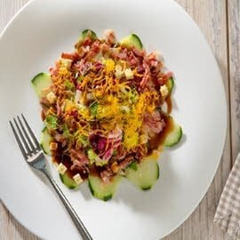 Ensalada de primavera de pepino con sus crujientes