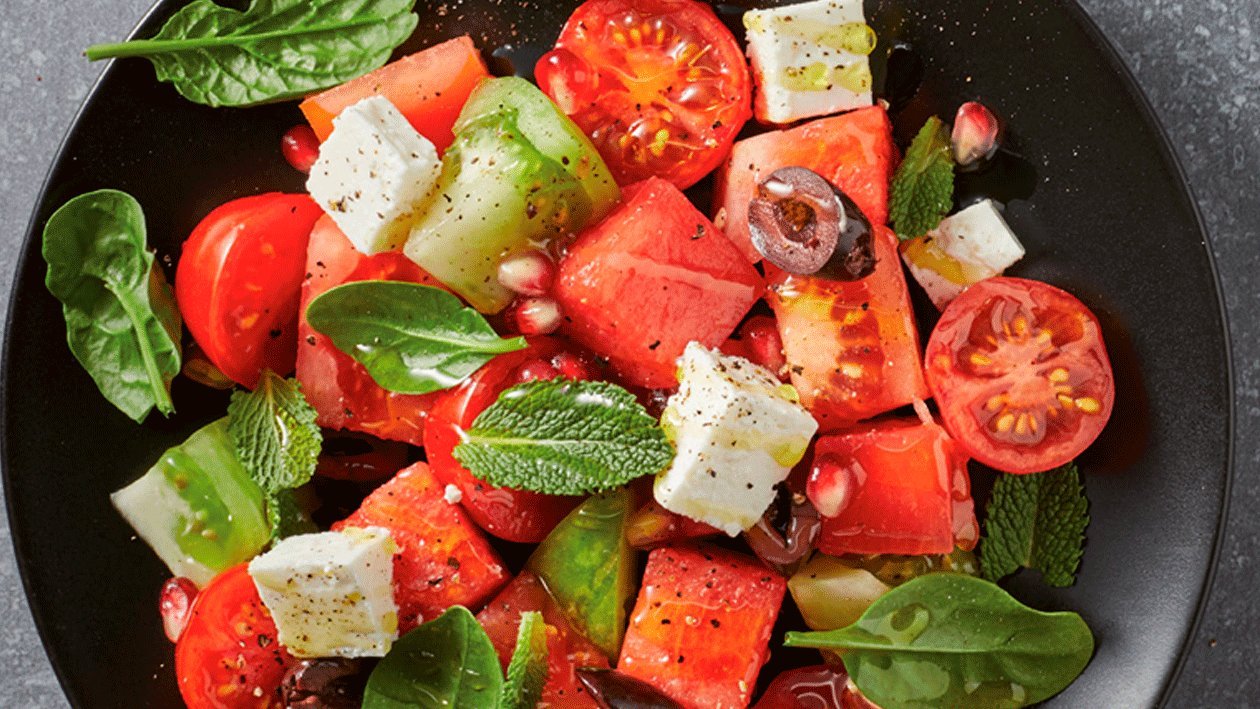 Ensalada de sandía y tomate con espinacas baby, queso feta y menta – - Receta - UFS