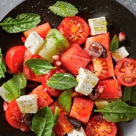 Ensalada de sandía y tomate con espinacas baby, queso feta y menta