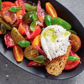 Ensalada de tomate con cebolla encurtida y burrata