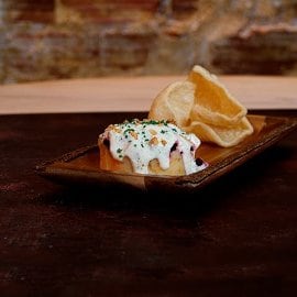 Ensaladilla de verduras con espuma de mayonesa vegana y cueros Ensaladilla de verduras con espuma de mayonesa vegana y cueros