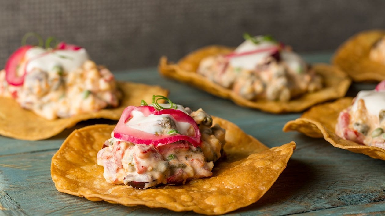 Ensaladilla vegana sobre taco frito, encurtidos y aceituna kalamata – - Receta - UFS