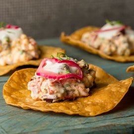 Ensaladilla vegana sobre taco frito, encurtidos y aceituna kalamata Ensaladilla vegana sobre taco frito, encurtidos y aceituna kalamata