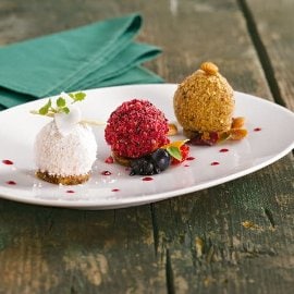 Esferas de panna cotta en tres variantes Esferas de panna cotta en tres variantes