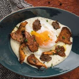 Espuma de patata con níscalos, trufa negra y huevo poché Espuma de patata con níscalos, trufa negra y huevo poché