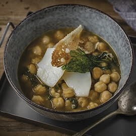 Estofado de garbanzos, espinacas y bacalao confitado con su pil pil Estofado de garbanzos, espinacas y bacalao confitado con su pil pil