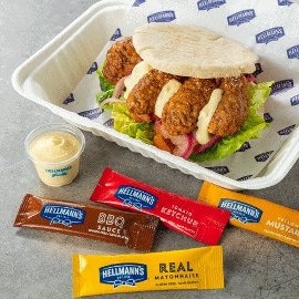 Falafel en pita con mayonesa cítrica y salsa de yogur Falafel en pita con mayonesa cítrica y salsa de yogur