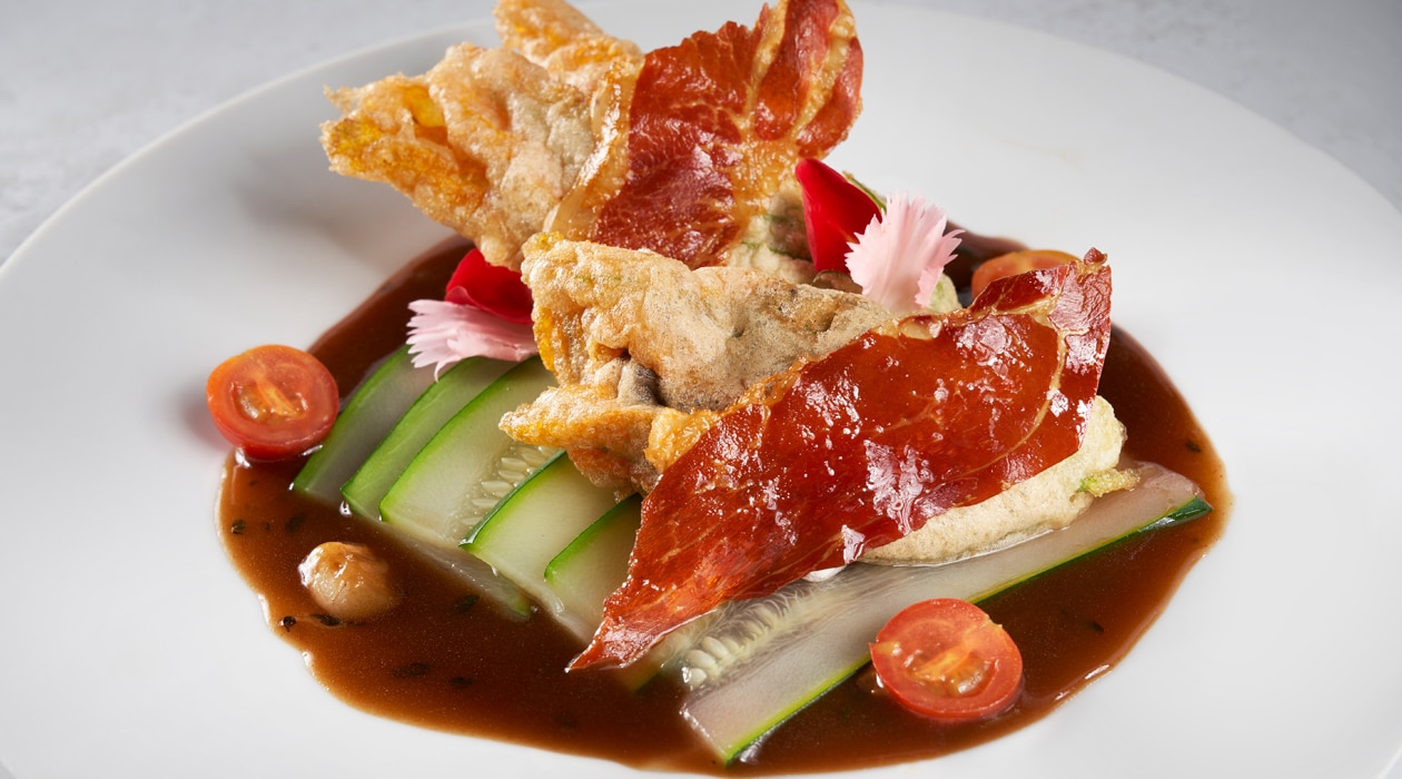 Flor de calabacín rellena de trufa, crujiente de ibérico y demiglace en escabeche de miel – - Receta - UFS