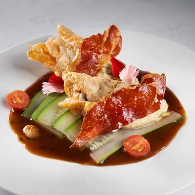 Flor de calabacín rellena de trufa, crujiente de ibérico y demiglace en escabeche de miel Flor de calabacín rellena de trufa, crujiente de ibérico y demiglace en escabeche de miel