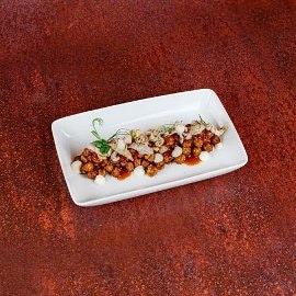 Garbanzos salteados con fondo de marisco y tallarines de calamar Garbanzos salteados con fondo de marisco y tallarines de calamar