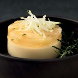 Gelatina de manzana con sidra y queso cremoso