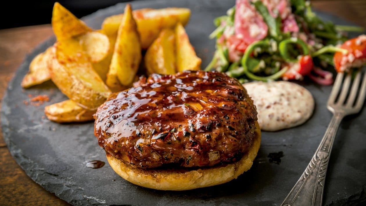 Grill burger, patatas cajún, bulgur, cebolla encurtida y rúcula – - Receta - UFS