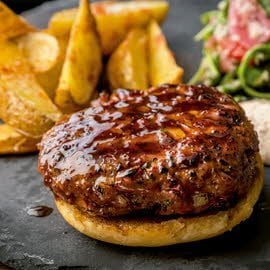 Grill burger, patatas cajún, bulgur, cebolla encurtida y rúcula Grill burger, patatas cajún, bulgur, cebolla encurtida y rúcula