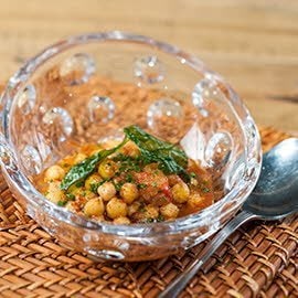 Guiso de garbanzos, con bacalao y espinacas crujientes Guiso de garbanzos, con bacalao y espinacas crujientes
