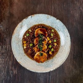 Guiso de lentejas con verduras, acompañadas de pollo marinado y asado Guiso de lentejas con verduras, acompañadas de pollo marinado y asado