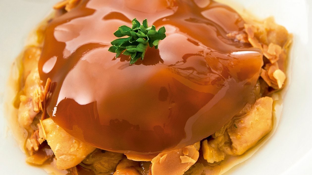 Guiso de pollo de corral en pepitoria bajo un velo de fondo de ave – - Receta - UFS