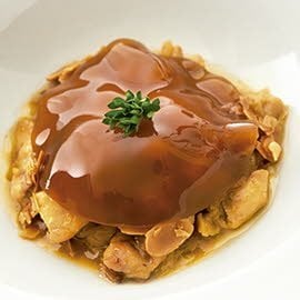 Guiso de pollo de corral en pepitoria bajo un velo de fondo de ave Guiso de pollo de corral en pepitoria bajo un velo de fondo de ave