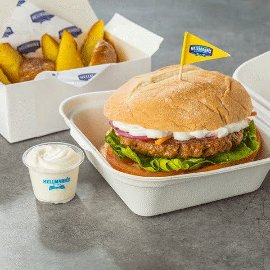 Hamburguesa crujiente de pollo ahumado y salsa de champiñones y queso Hamburguesa crujiente de pollo ahumado y salsa de champiñones y queso